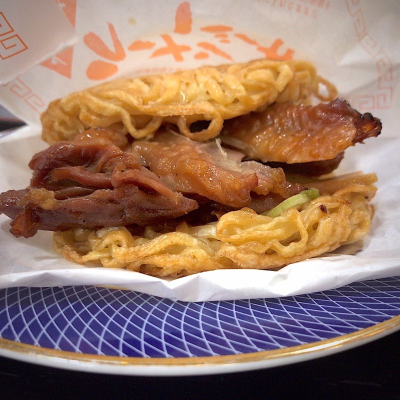 会津地鶏ラーメンバーガー(道の駅喜多の郷)