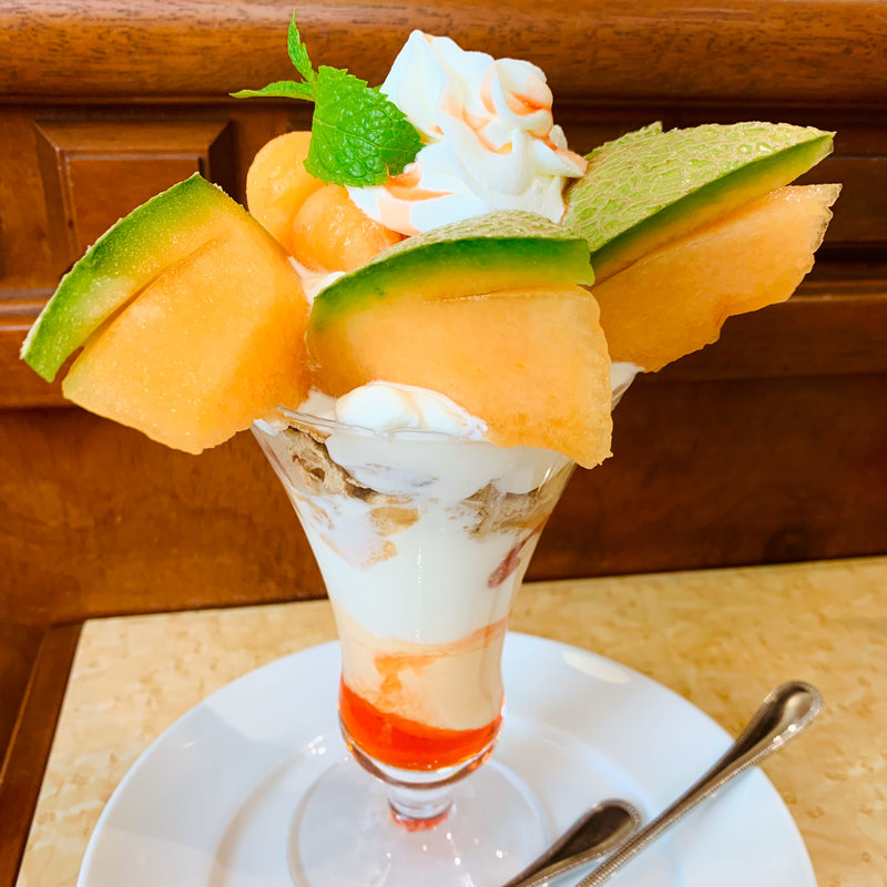 赤肉メロンのプレミアムパフェ(銀座コージーコーナー)