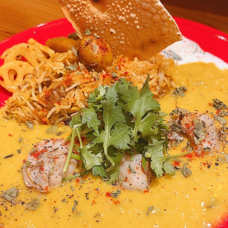 チキンビリヤニ冷製ダルにスパイス生ベビーホタテを添えてキュウリのライターカボチャの八角ほうじ茶煮レンコンのアチャール(カリーノアトリエ)