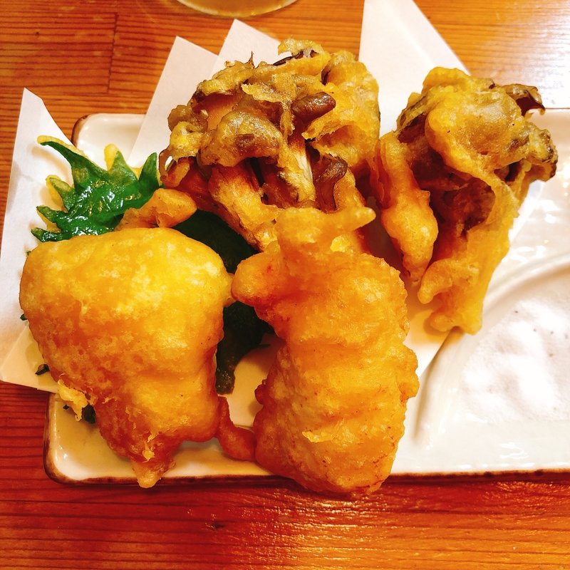 鶏天と日替わり天盛り合わせ(立ち呑みスタンド ヨッコイショ)