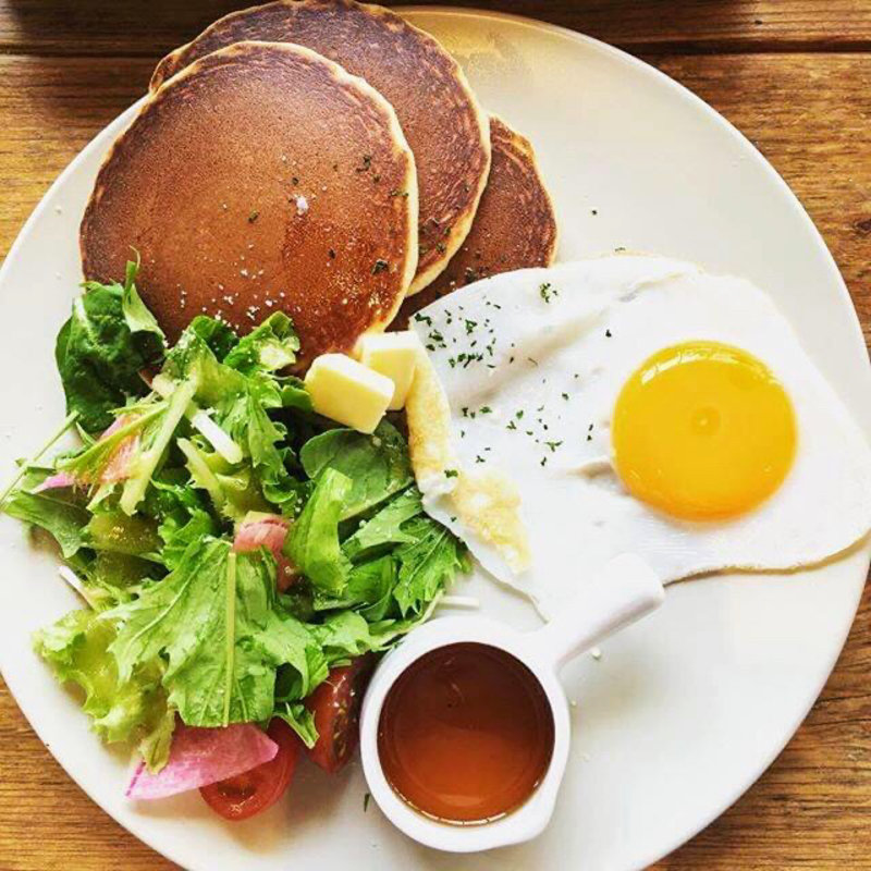 パンケーキ、目玉焼き、サラダ、ドリンク(トリトンカフェ代官山 （TRITON CAFE DAIKANYAMA）)