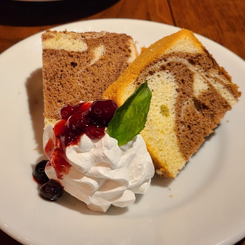 本日のシフォンケーキ( イタリアンスパニッシュ cafe FIGARO)