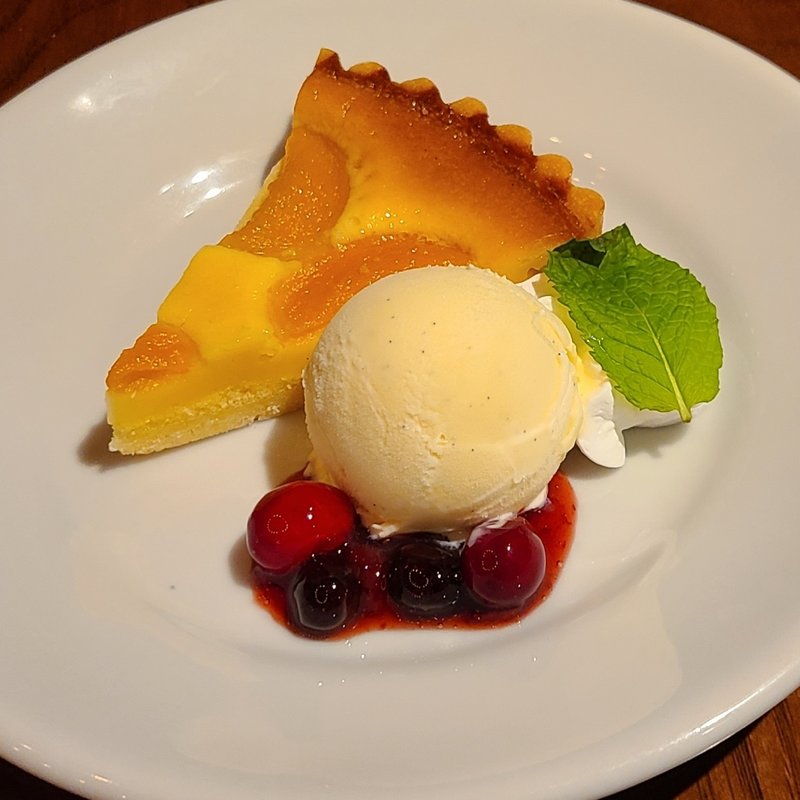 アプリコット(杏)のタルト バニラアイス添え( イタリアンスパニッシュ cafe FIGARO)