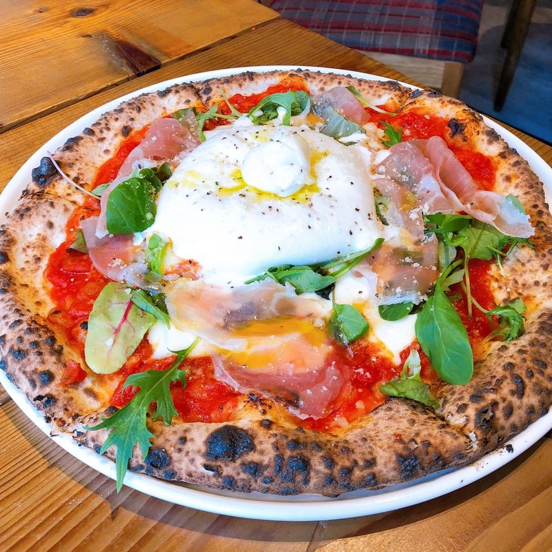 ブッラータと生ハムのピッツァ(イタメシヤ エイト)