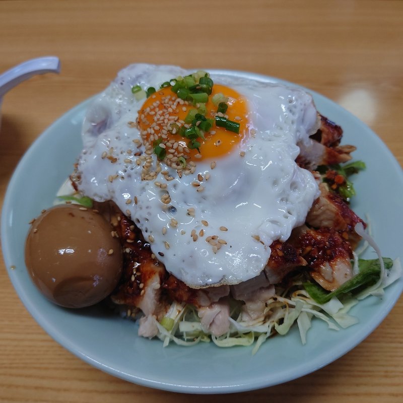 蒸し鶏ピリ辛にんにくダレ飯目玉焼(かし亀)