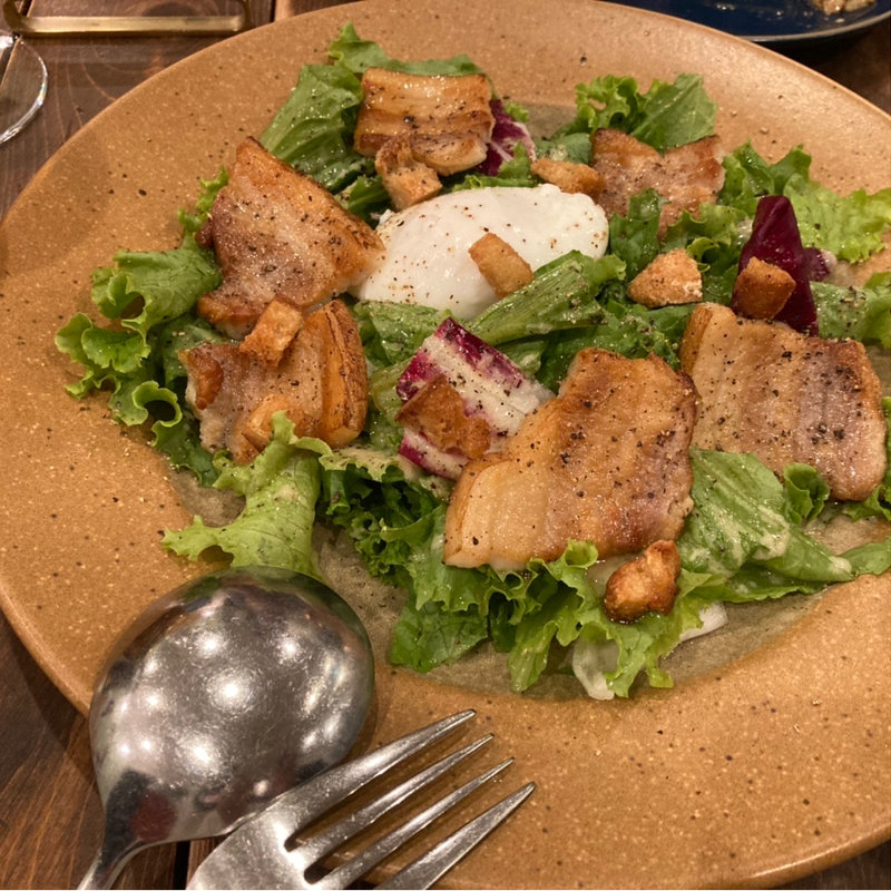 リヨン風・自家製ベーコンとポーチドエッグのサラダ(bistro-yagishowten)