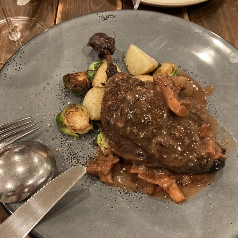 フランス・ピュルゴー家・鴨モモ肉の赤ワイン煮込み　ジロル茸と煮込みのソース(bistro-yagishowten)