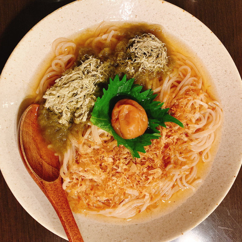 冷やし梅とろろ昆布(きわだち)