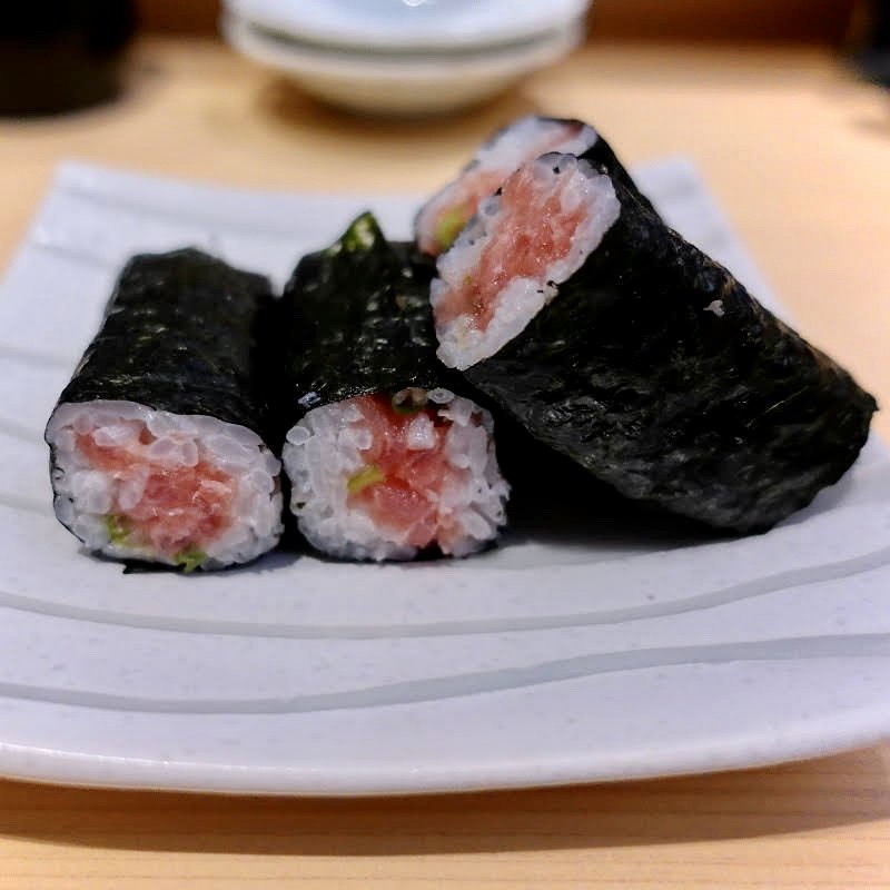 ねぎとろ巻(函館の立ち喰い寿司まるかつ水産 虎ノ門ヒルズ店)