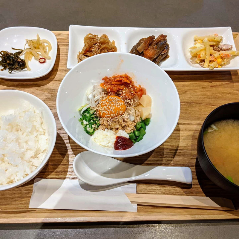 8種類の具をのせたネバネバ丼とおばんざい定食(A食堂)