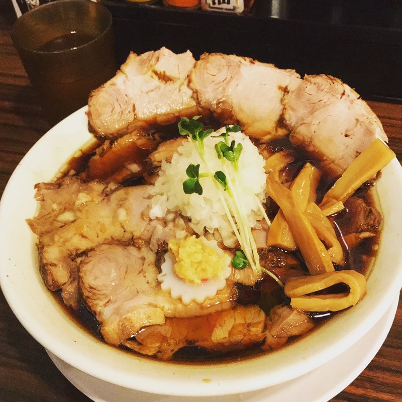 肉そば 醤油(魁 肉盛りつけ麺 六代目 けいすけ 湯島店)