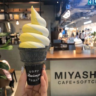 生クリームミルク×マンゴーミックスソフトクリーム(MIYASHITA CAFE +softcream)