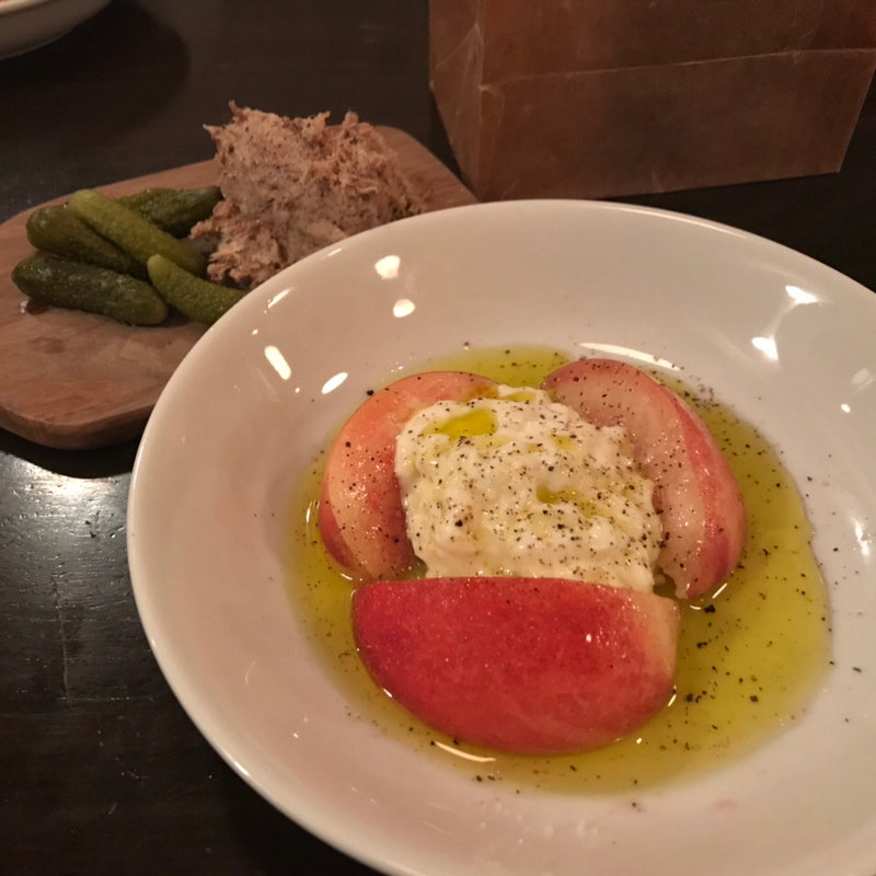 桃とブッラータ(ル・キャバレ)