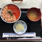 サケ親子丼(ウトロ漁協婦人部食堂 （ぎょきょうふじんしょくどう）)
