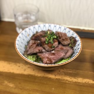 カットビーフステーキ丼(ラーメン専科 竹末食堂)