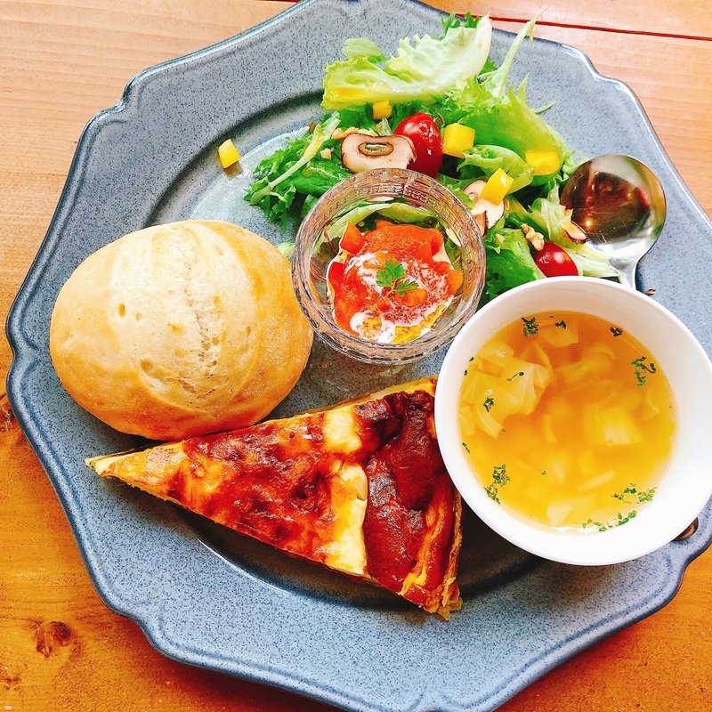 キッシュとベーグルのランチ(ラ・ドゥース・ヴィ （La Douce Vie）)