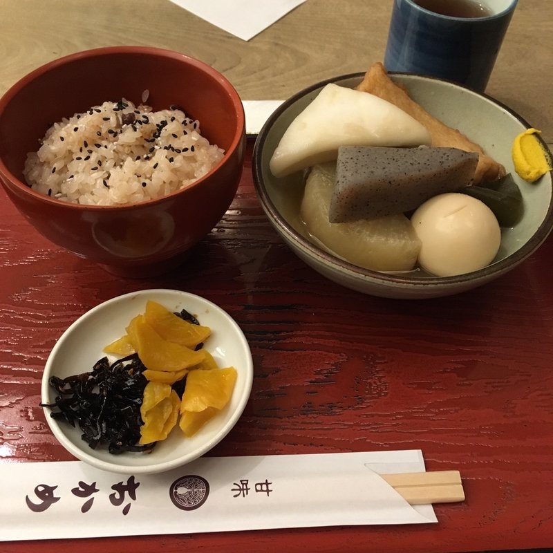 赤飯おでん(甘味おかめ 東京交通会館店)