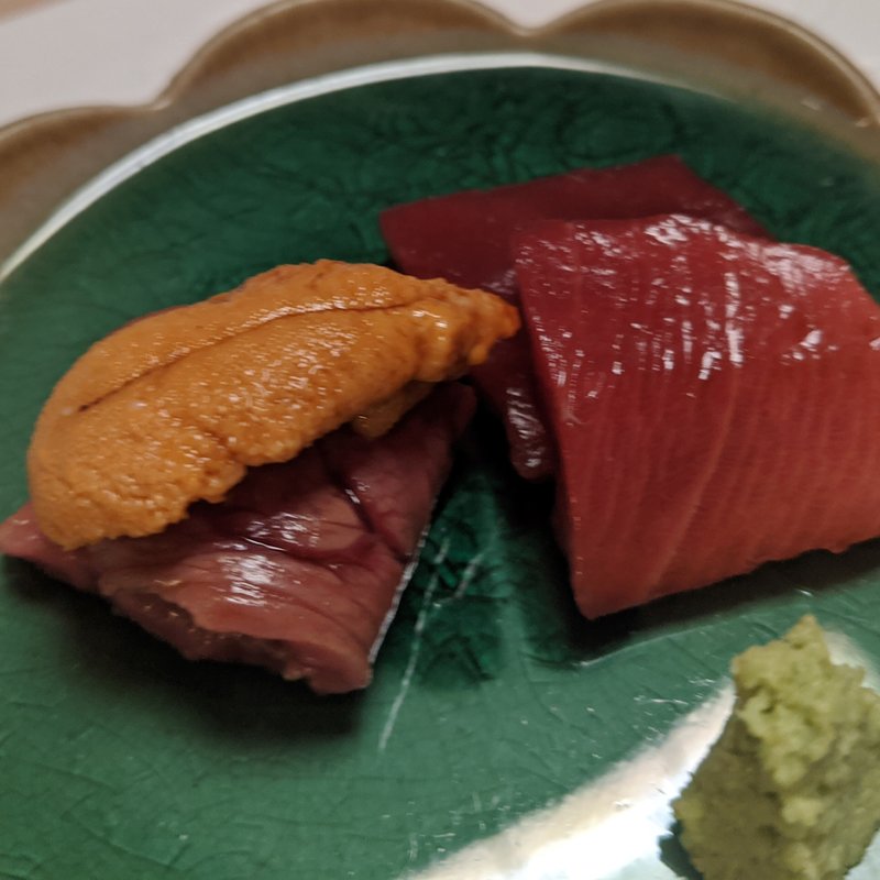 ウニ和牛巻き、本マグロ中トロ(隠れ家鉄板おぶ)