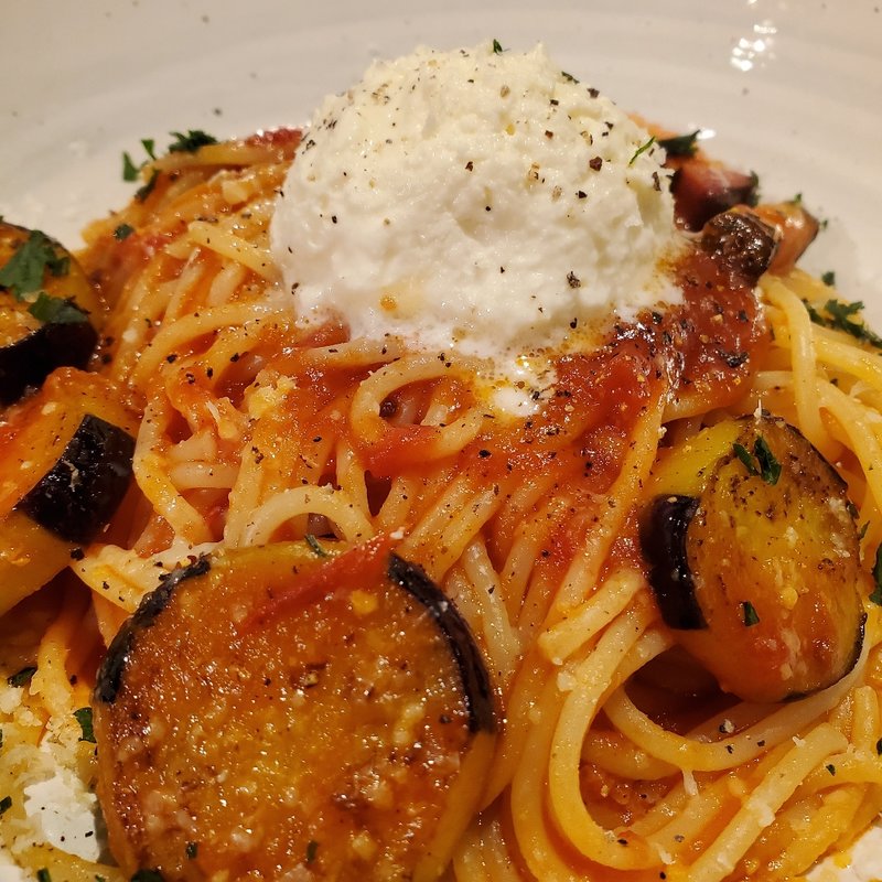 生モッツァレラチーズと「農家のベーコン」、茄子のトマトソース(麦と卵)