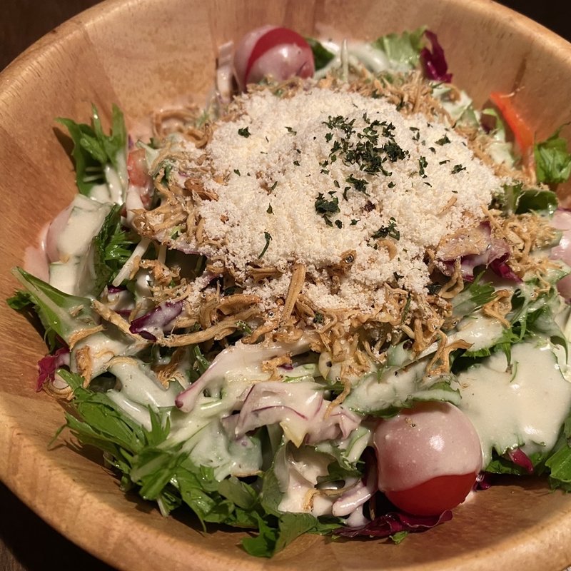 とろ〜り卵とジャコのゴルゴンシーザーサラダ(肉と魚のとろける石焼リゾットバル MIYATO‐みやと‐)