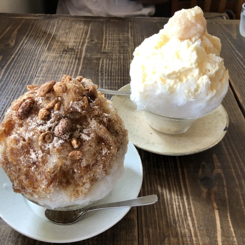 黒糖麦こがしかき氷（左）、白いんげんミルクかき氷(ブオリ)