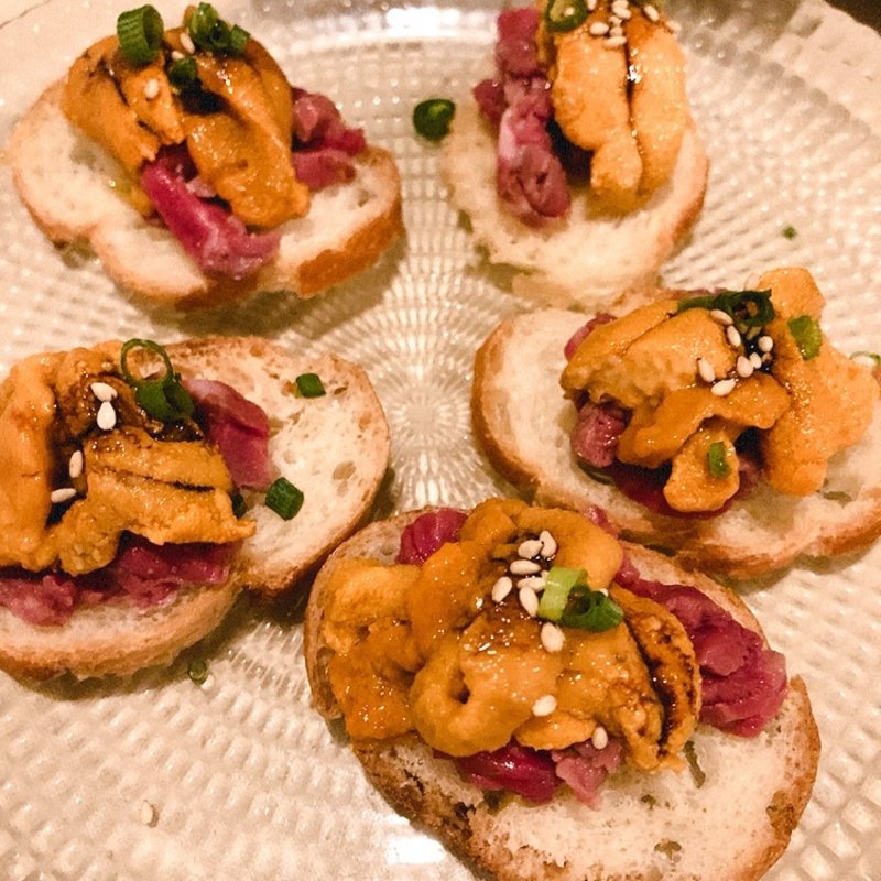 牛もも肉とウニのブルスケッタ(Girino)