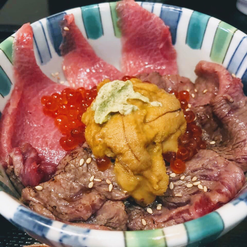 黒毛和牛の炙りと天然マグロ、ウニ、イクラ丼(築地 いま津)