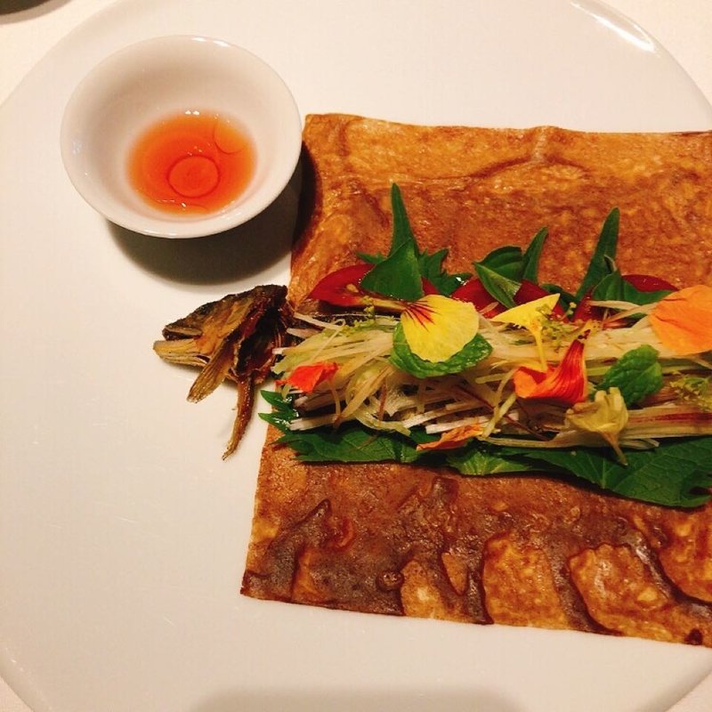 うるかで焼いた鮎を ミズナラのどんぐりクレープで巻いて(レフェルヴェソンス)