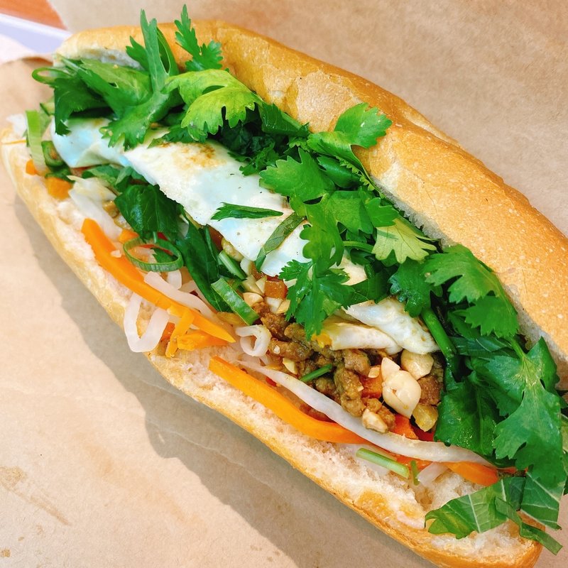 和エスニックそぼろのバインミー(Banh Mi 83)