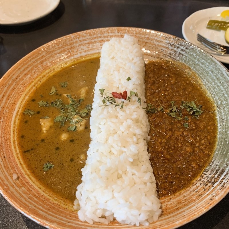 2種の合いがけスパイスカレー(スパイスカレー新海　大門店)