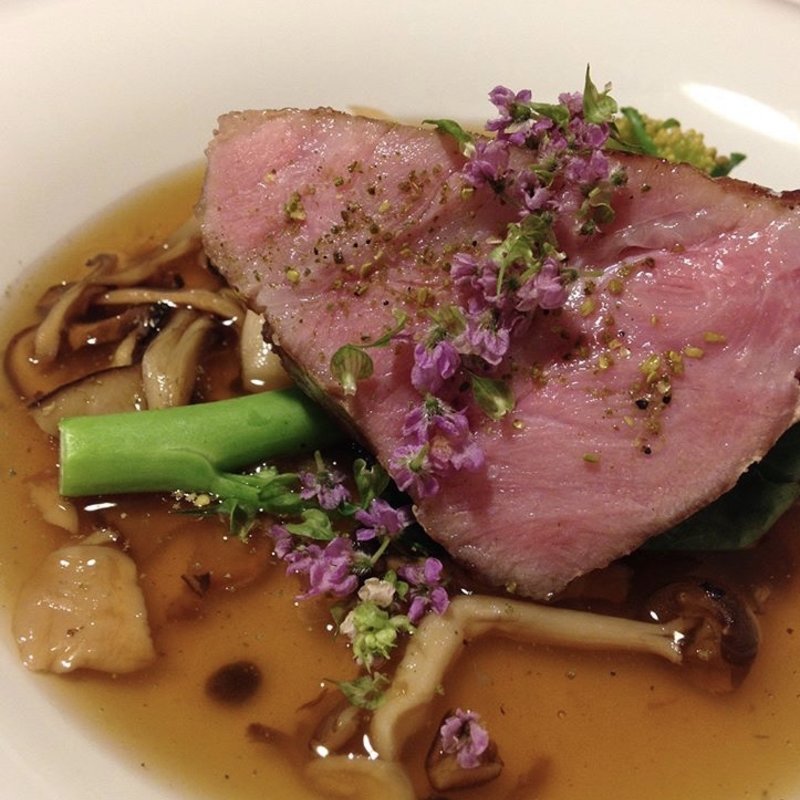 自家製コンソメに浮かべた豚肩ロースの低温調理(カルロッタ)