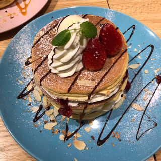 いちごミックスベリーのパンケーキ2枚(belle-ville pancake cafe 阪急岡本駅店)