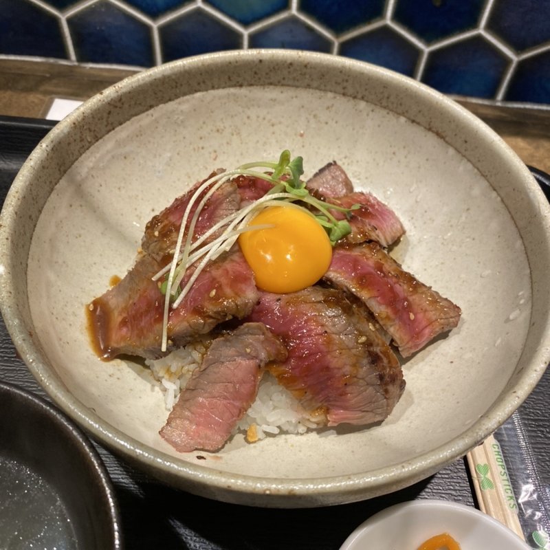 ステーキ丼ランチ(炭火焼肉もざいく春日店)