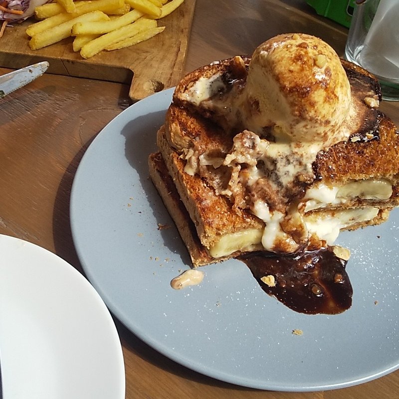 はちみつとバナナの焼きチーズサンド(武相庵 Library & Hostel)