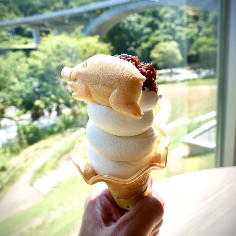 猪最中ソフト(あんこ)(伊豆月ヶ瀬リバーサイドスタンド)