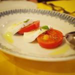 トマトと水牛モッツァレラチーズのサラダ(LA BISBOCCIA)