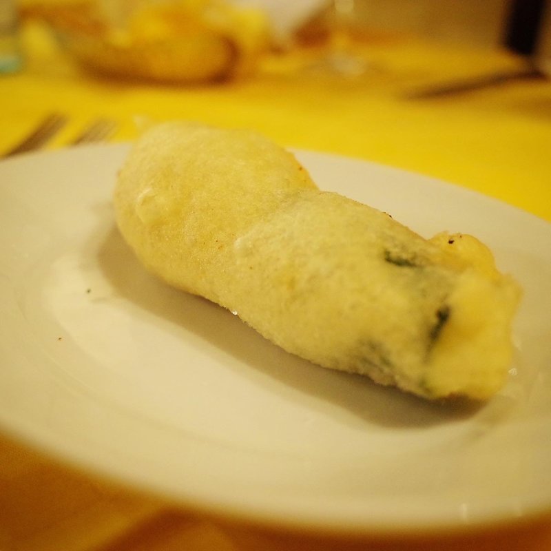 花ズッキーニの水牛モッツァレラ詰めフライ(LA BISBOCCIA)