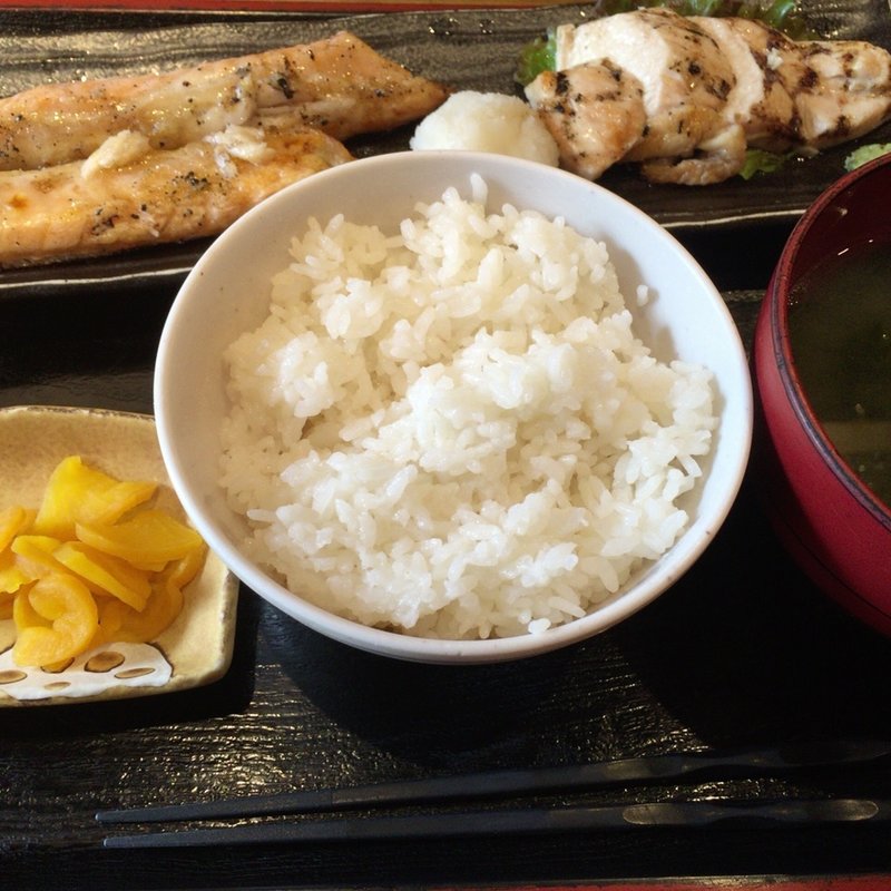 サーモンハラスと筑波鶏あぶり焼き定食(めしや太治兵衛)