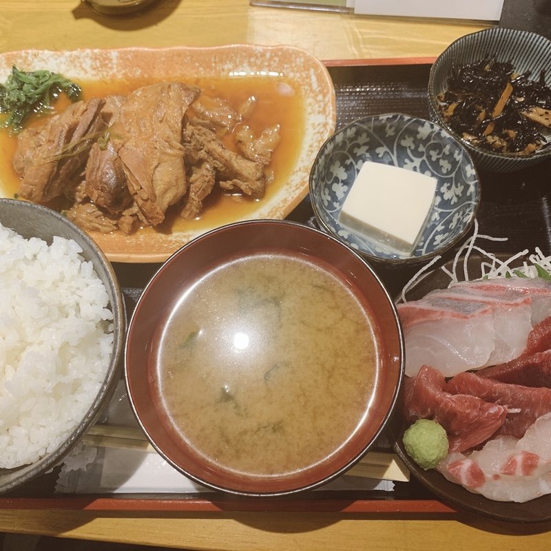 尾の身の煮付けと刺身3品定食(魚菜 はざま)