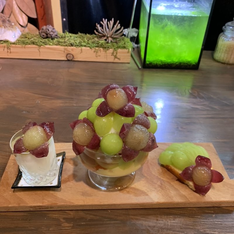シャインマスカットとピオーネのパフェ(秘密基地植物園とカフェバー)
