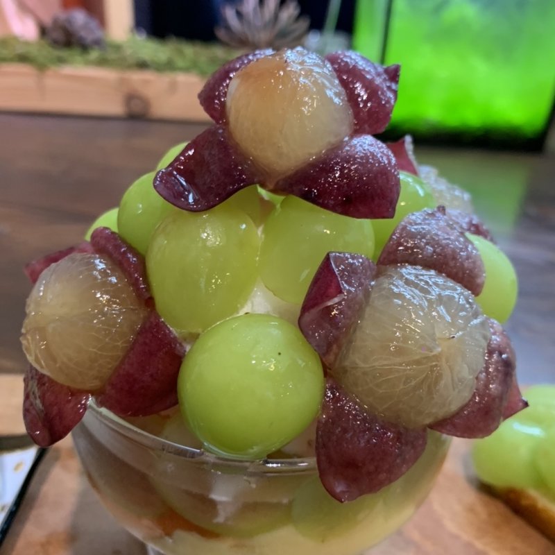 シャインマスカットとピオーネのパフェ(秘密基地植物園とカフェバー)