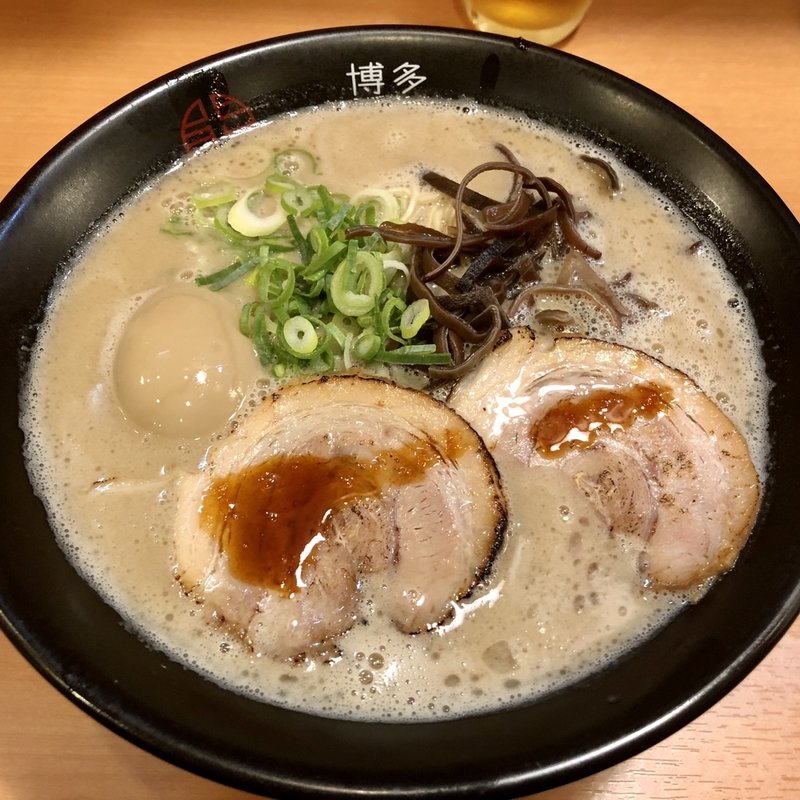 味玉入りクリーミーとんこつ(博多くまちゃん らぁめん 大名本店)