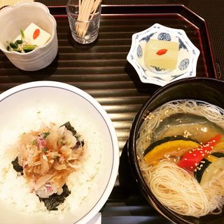 太刀魚薬味和え丼と夏野菜素麺(はしたて)