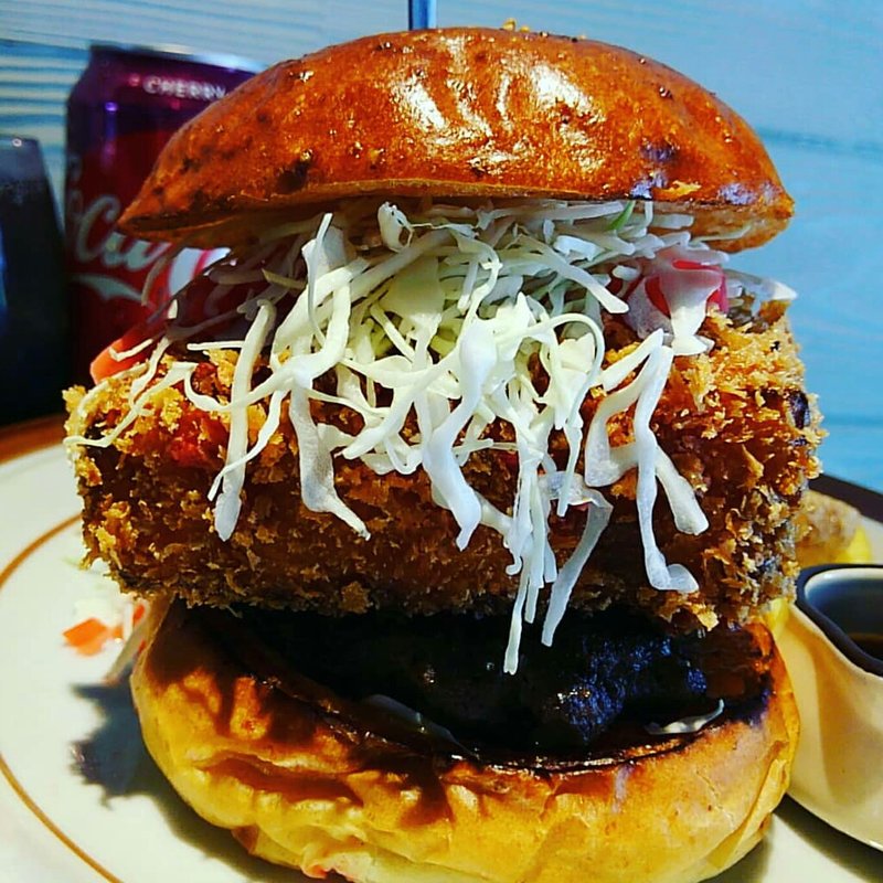 紅生姜のたまごカツバーガー(だるま珈琲)