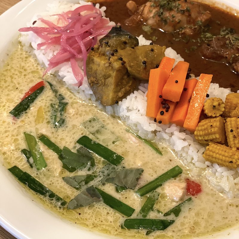 ササミとニラのタイ風グリーンカレー × スパイシーチキンカレーの2種あいがけプレート(51 CURRY CAFE)