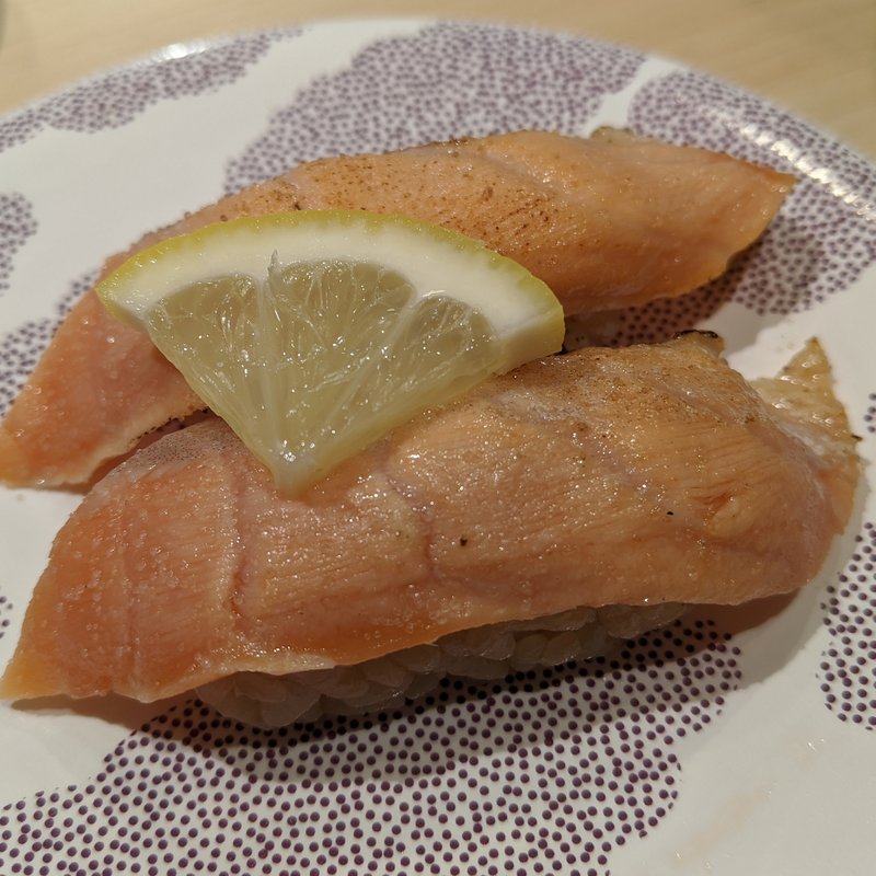 炙りとろサーモン(回転寿司 羽田市場 グランスタ東京店

)