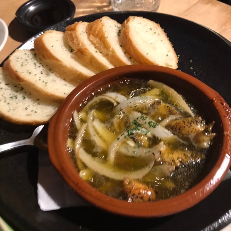 青森にんにくを使ったつぶ貝と玉ねぎのアヒージョ「バゲット付き）(プエドバル)