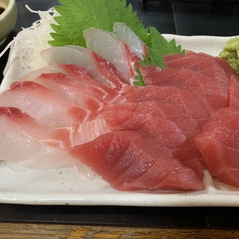 黒たい、マグロの刺身(焼き鳥大成)