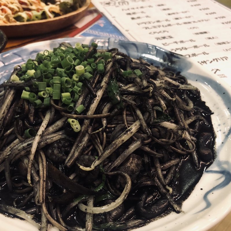 イカ墨ソーミンちゃんぷるー(沖縄島酒食堂 いちゃりばちょーでー)