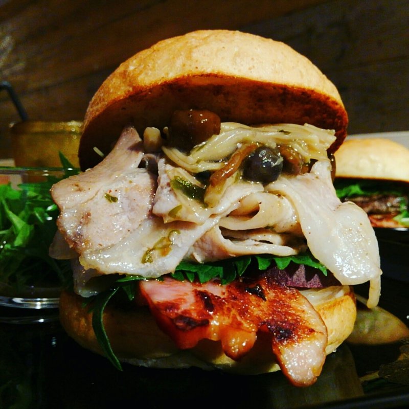 ハンバーガー(全粒粉バンズ＋ポークリブ＋ベーコン＋さつまいも＋玉ねぎ＋大葉＋4種キノコと山椒のあんかけソース)(milia burger)